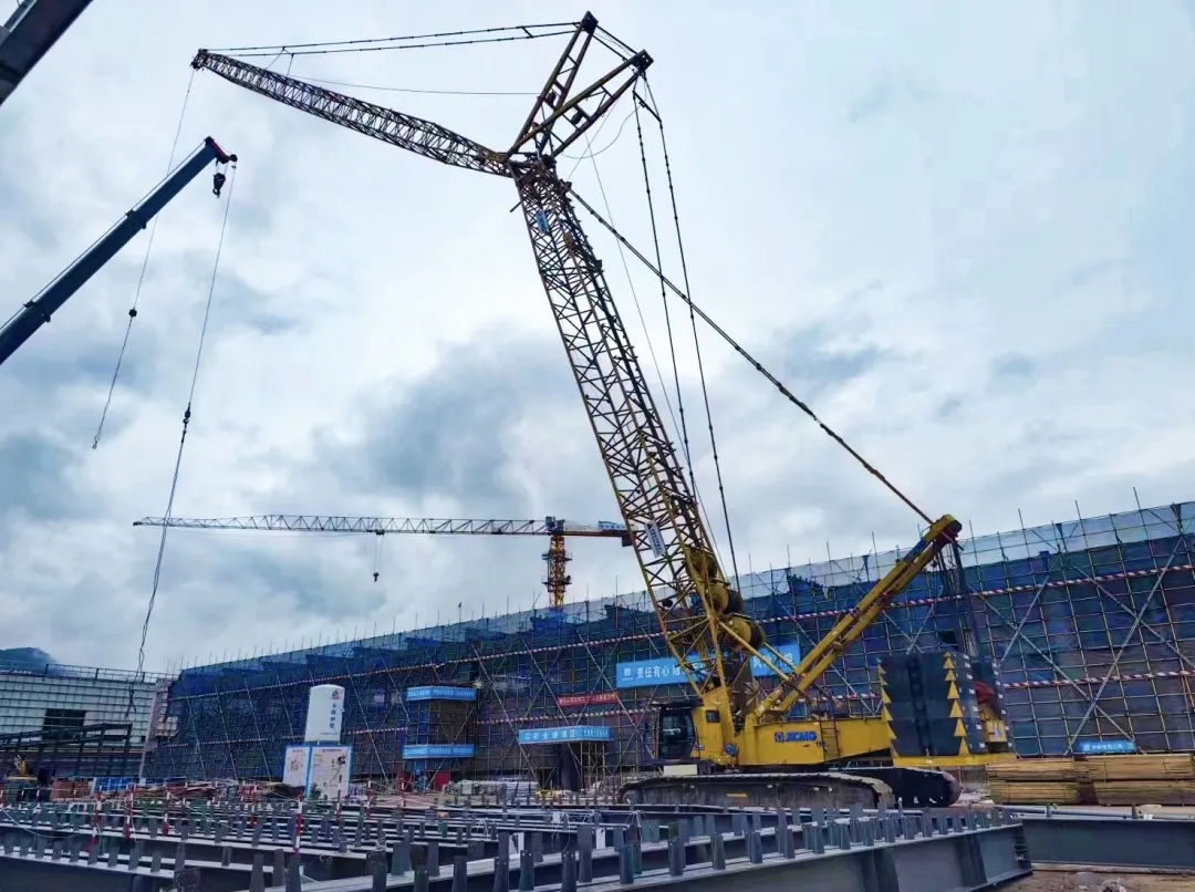 “钢”铁的意志！PG电子平台XGC320履带起重机参建大跨度钢结构工业厂房