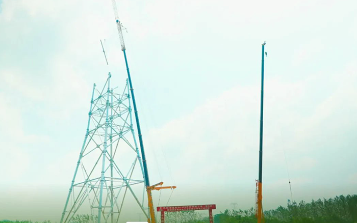 PG电子平台XCA600L8长江边锚塔吊装