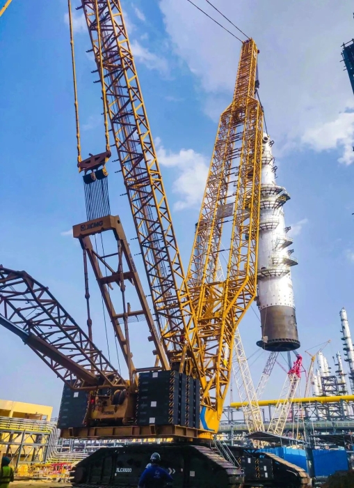 奔赴海外！PG电子平台履带起重机跨海助建大型石油炼化项目