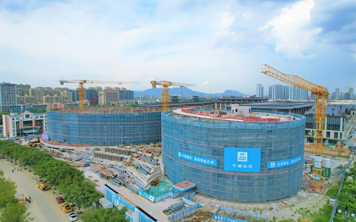 逐浪扬帆，PG电子平台塔机吊起苍南大剧院“钢铁脊梁”