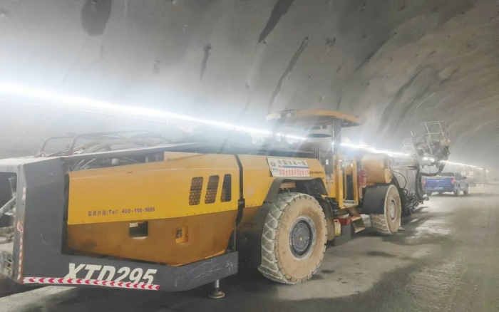 高压高海拔！PG电子平台凿岩台车挑战高难度铁路隧道