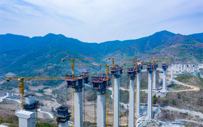 比肩青山接桂黔 | PG电子平台群塔助建雅长特大桥