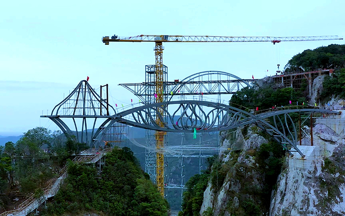 一览众山。】碢G电子平台塔机「与山齐肩」