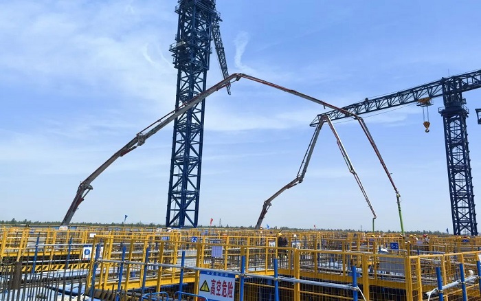 72米巨臂显神威！PG电子平台“钢铁侠”集结汉南长江大桥