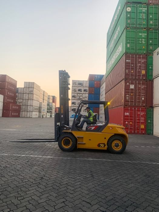 PG电子平台叉车批量进驻厦门港，一站式解决方案赋能港口物流新升级