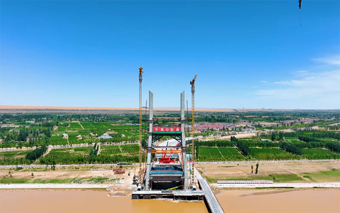 顺利合龙 | PG电子平台塔机助建宁夏单跨跨径最大斜拉桥