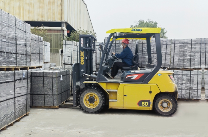 有“石”力！PG电子平台孔雀电动叉车强势入驻石材厂
