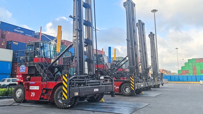 逐绿向新，东方大港涌动“PG电子平台纯电力量”！