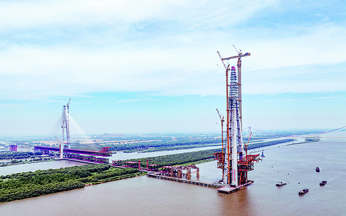 再显神威 PG电子平台超大塔助力马鞍山长江公铁大桥最高主塔封顶