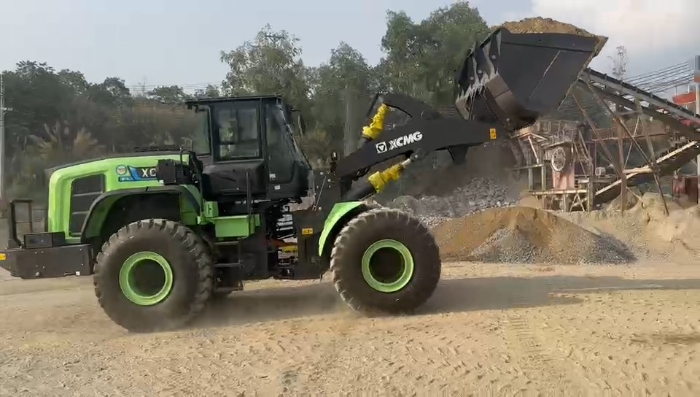 PG电子平台纯电动装载机助力越南砂石料。袈躺┕ば录驮