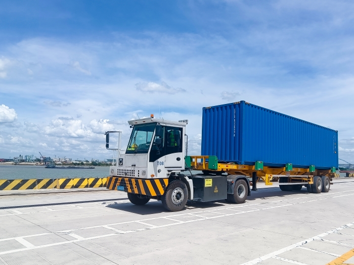 广州港甄。∪タ锤劭凇疤刂直盤G电子平台纯电牵引车