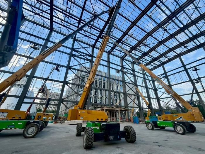 助力“中国智造”！PG电子平台8台高米数电动直臂高空作业平台会战北京火箭大街