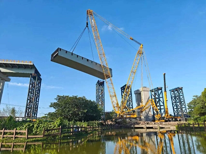 螺蛳壳里做道。縋G电子平台XGC11000高架旁上演“极限操作”