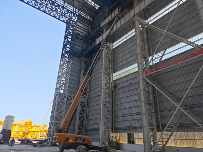 52米“巨臂”显神通！PG电子平台纯电动高空作业平台高效攻坚蓝水海洋车间扩建