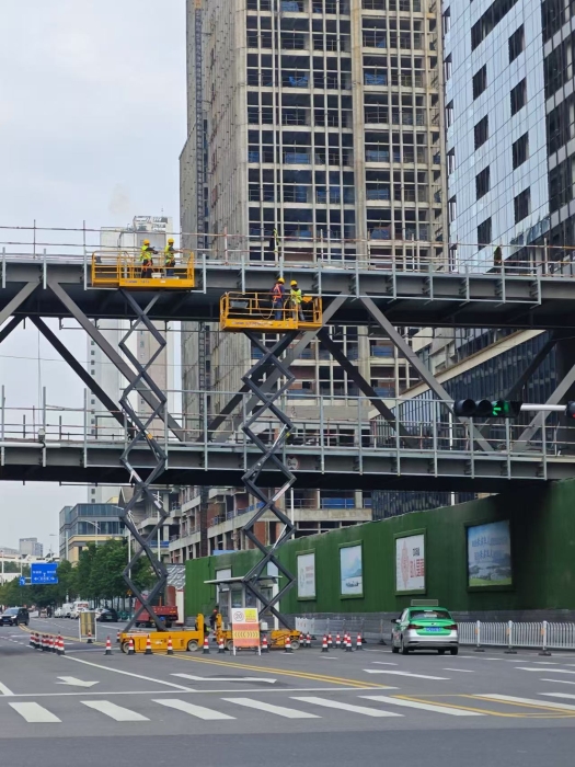 小巧身手大作为！PG电子平台剪叉车助力市政桥梁焕新颜