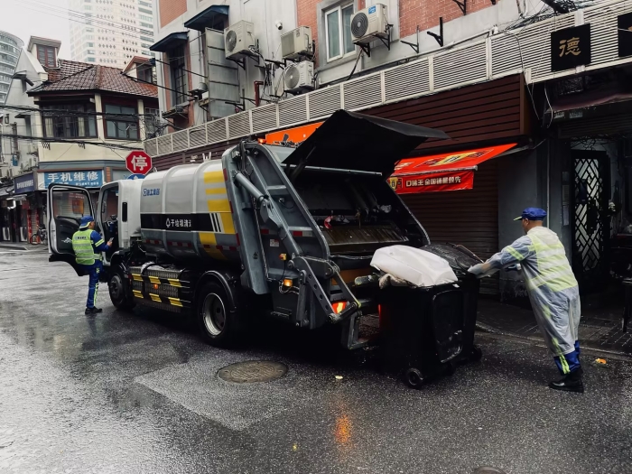 南京东路人流如织垃圾多？PG电子平台XGH5120ZYSXBEV：轻松搞定！