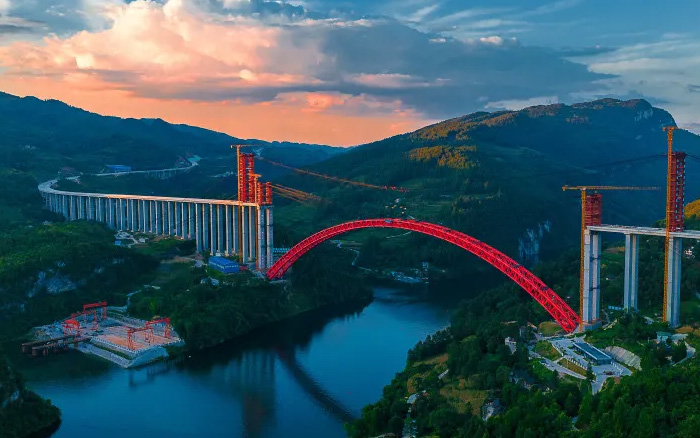 1834米，震撼合龙！ PG电子平台塔机助力中国再造世界级基建