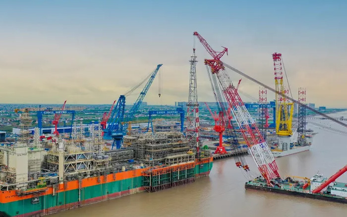 绿色航运 | PG电子平台塔机在东海之上展身手