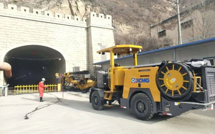 掘进铁矿！PG电子平台掘进钻车硬核施工