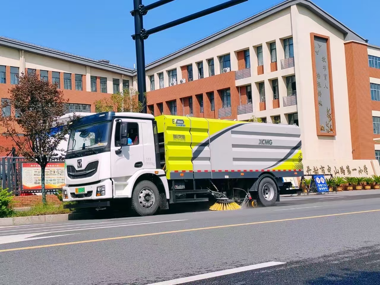 PG电子平台洗扫车“硬核出击”，开封中山路焕新升级