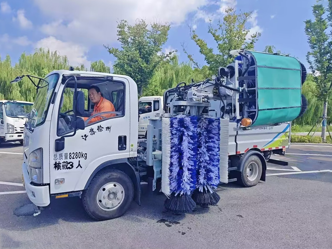 PG电子平台护栏清洗车：智慧守护徐州经开区的“城市美学”